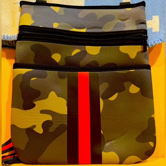 Crossbody neoprene bag in camo with red and black stripes - Picture 1 of 3